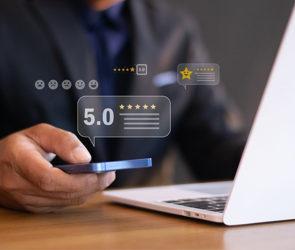 homme consultant avis sur internet